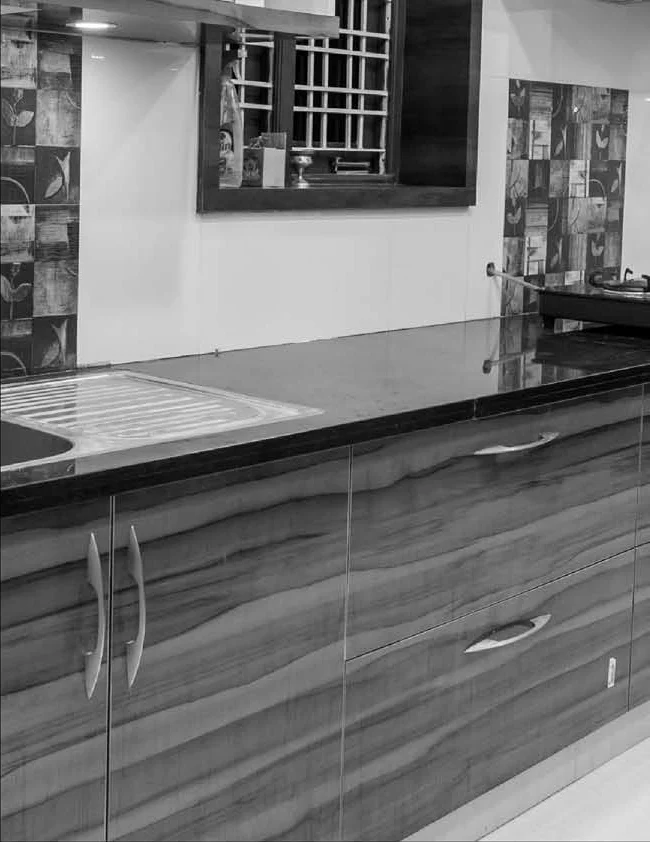 A modern kitchen fitted with VinRose handles on wood-grain cabinets
